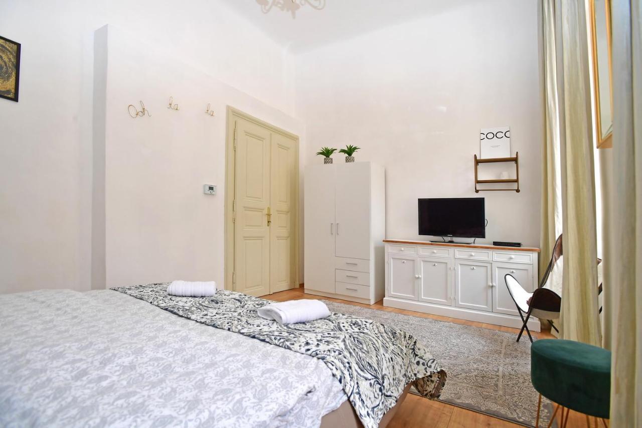 Lovely Little Cosy Apt In Praag Buitenkant foto